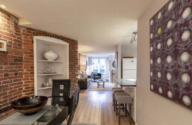 Profitez d'une expérience classique Capitol Hill à seulement 5 pâtés de maisons du siège du pouvoir.