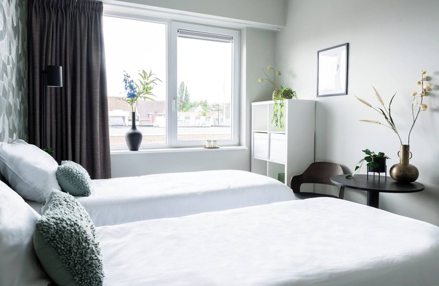 Chambre nouvellement décorée avec parking gratuit