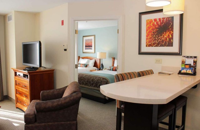Enjoy a Hassle-Free Stay! Close to Orchards Park West, w/ Free Breakfast, Pool!