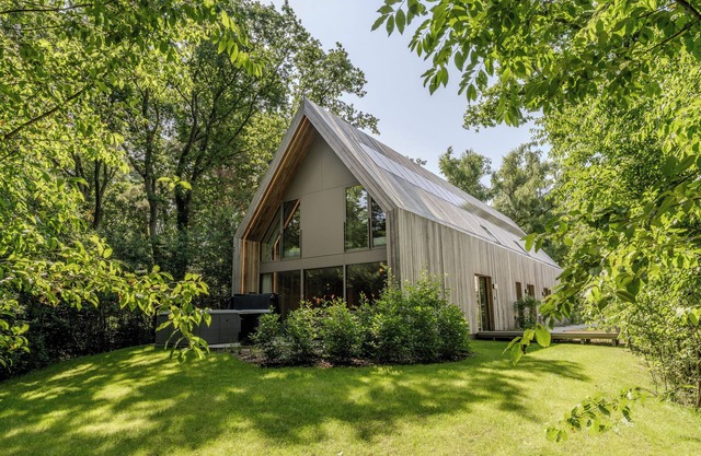 Enjoy a luxury vacation in the Lodge with Jacuzzi, accommodating 8 guests, set in a serene forest edge location.