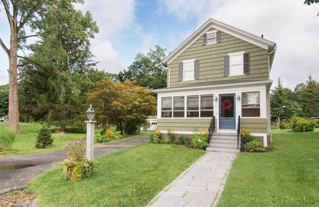 Profitez d'une maison privée rénovée en plein centre-ville de Lenox