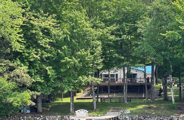 Serene cottage with all you need to relax on charming Bishop Lake