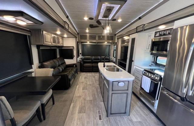 Enjoy Cozy Fireplace in Spacious & Luxury RV @ KHP