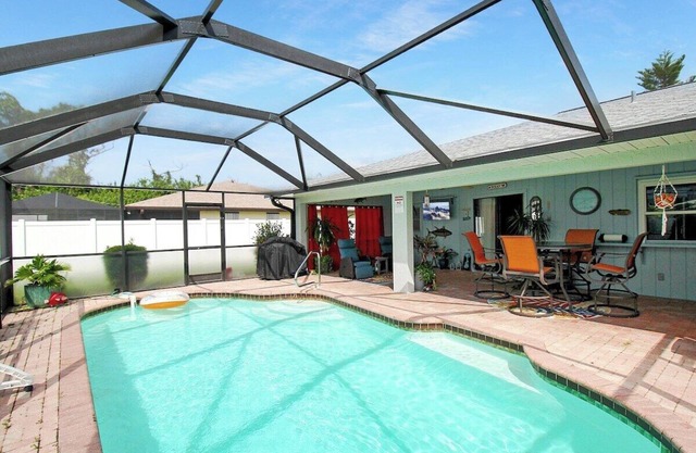 Enjoy Family Fun In This 2/2 Englewood Pool Home - Avalon