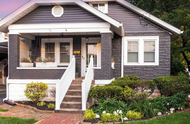 Enjoy Holidays with Family at Cozy Designer Cottage! Quiet Neighborhood, Central