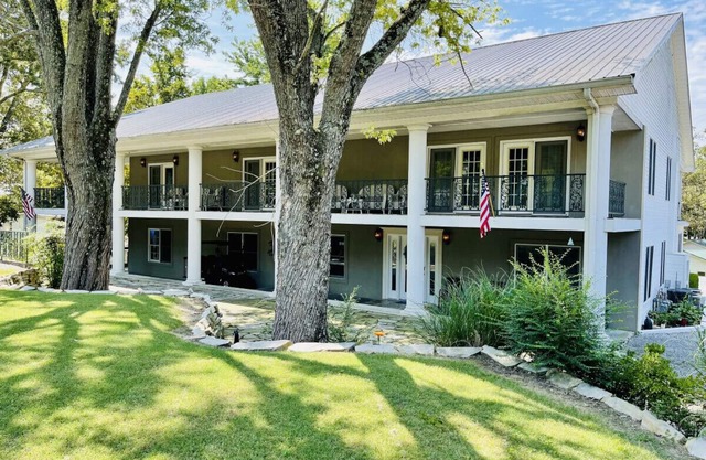 Enjoy Lake Daze w/ this Townhome steps from Marina