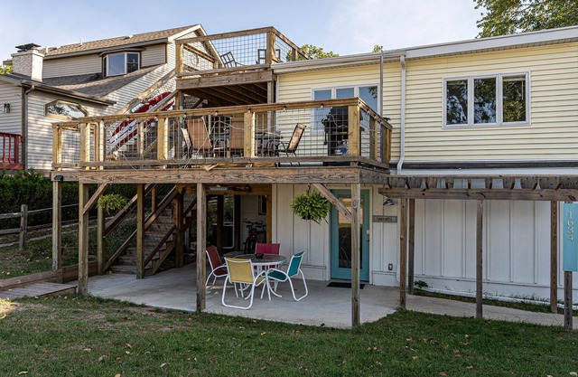 Enjoy Lake Michigan Sunsets at Fully Equipped 2BR Duplex at the Beach!