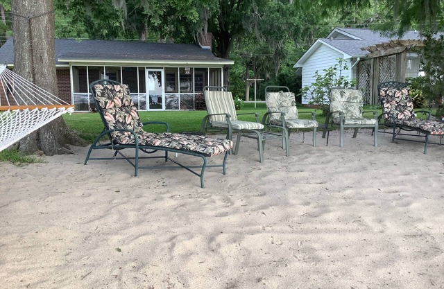 Profitez de Lake Waccamaw dans un cadre cosy étapes de chalets du lac.