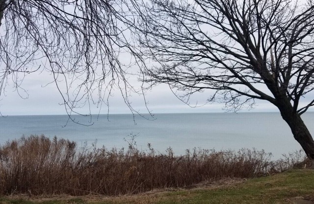 Enjoy Lakefront Sunsets! Roomy 2 bed known as Water to Wine Lakefront Cottage