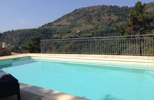 Profitez de la nature en toute intimité avec piscine. Belle vue sur les vignes et la mer.