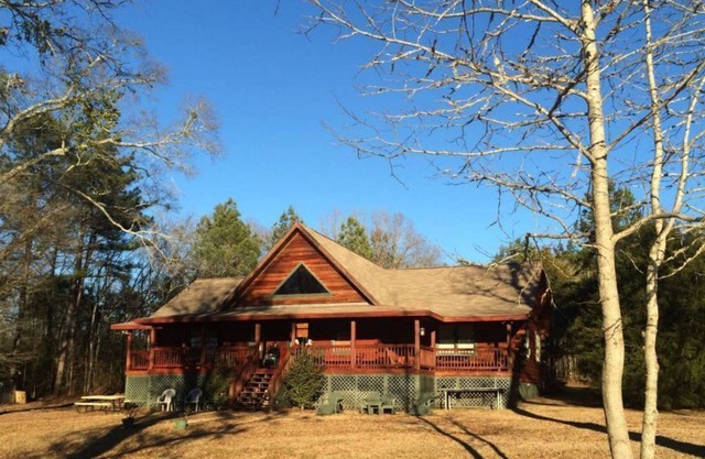 #Profitez du cadre boisé, chalet avec lac privé.
