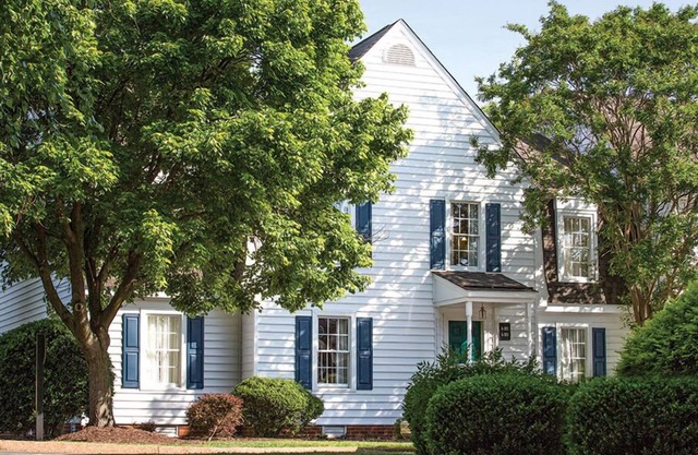 Profitez de notre complexe de style colonial à Williamsburg avec parking gratuit, accès à la piscine, mini-golf et tennis
