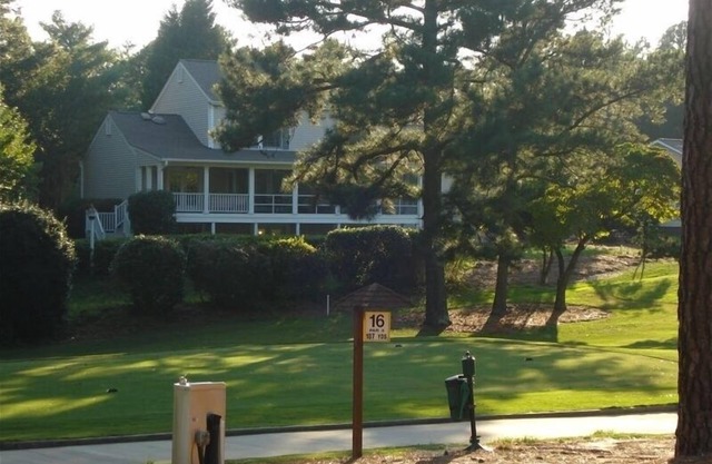 Profitez d'une vue panoramique sur Pinehurst au Three Green Retreat, situé sur le golf!