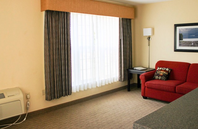 Enjoy picturesque views of Lake Erie 219