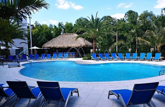 STUDIO FANTASTIQUE POUR 4, PISCINE, À PROXIMITÉ DES ATTRACTIONS!