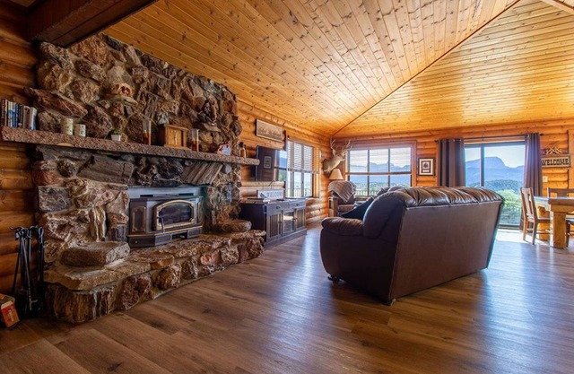 Magnifique vue sur la montagne de Hilltop Home sur 50 Acre Ranch.
