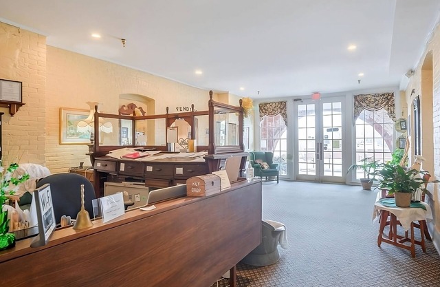 Enjoy Quality Time w/Family! Onsite Parking! Close to Abbeville Opera House!