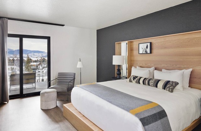 Enjoy Scenic Mountain Romance in Our Lodge-Style Suites w/ Hot Tub - Pets!