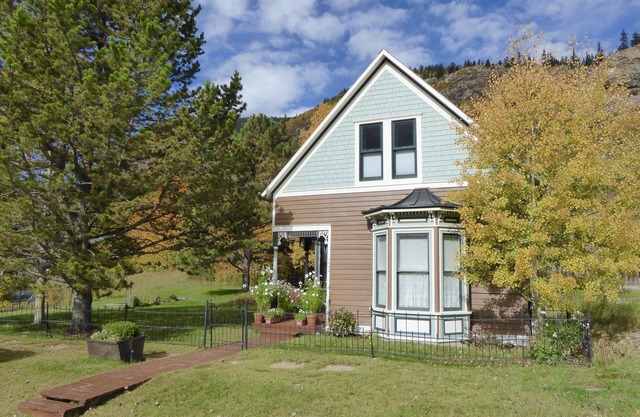 Profitez d'un peu de détente dans ce cottage historique situé dans le meilleur quartier de la ville!