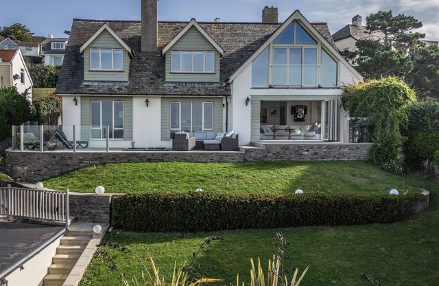 Profitez d'une vue imprenable sur la mer depuis une maison de vacances côtière contemporaine indépendante