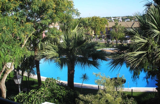 Profitez de l'été et dans la Costa de la Luz ensoleillée, à proximité du golf. 50 m à magasins / restaurant