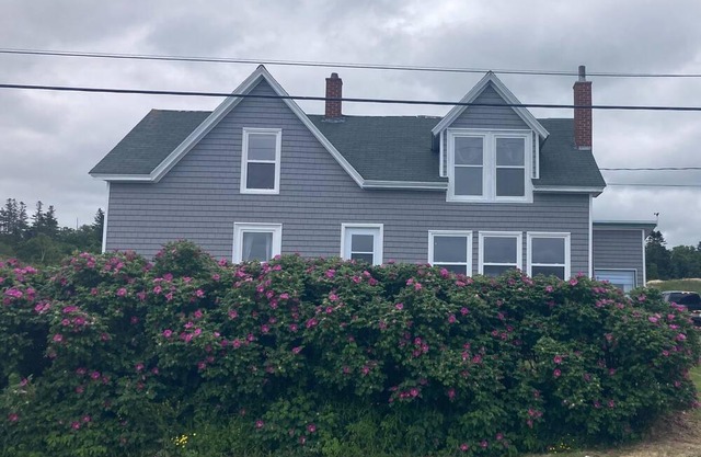 Enjoy the Bay of Fundy just steps away. Pet friendly.