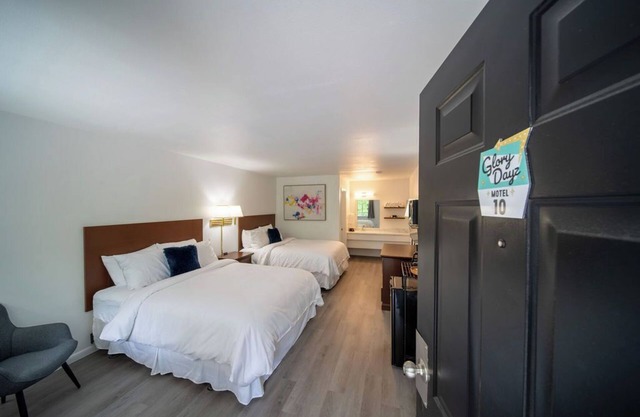 Enjoy the charm of Queen Suite Number 10 at GloryDayz!