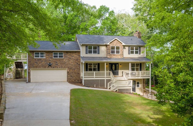 Enjoy the Lakemore Oconee- beautiful sunsets! Lakefront home on Lake Oconee