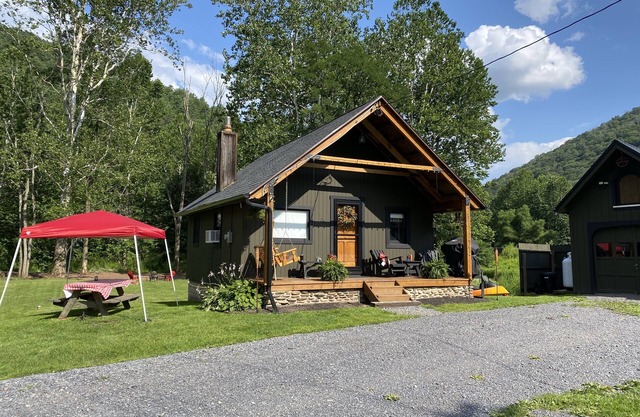 Ski & Stay!! Enjoy the ski slopes just minutes away and this cozy getaway!