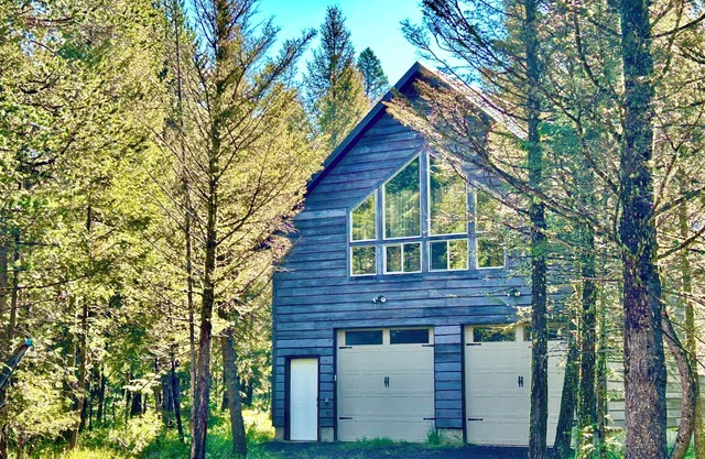 Enjoy the spacious vaulted ceilings with a full kitchen and open concept living!