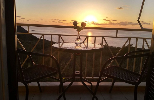 Profitez des couchers de soleil de la mer Ioanienne sur votre balcon!