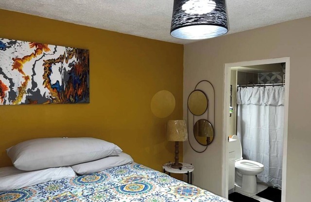 Enjoy this central, stylish 1 bedroom apt. with AC, wi-fi, security, and more!