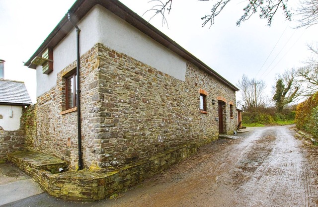 Enjoy tranquil Devon but near coast and pubs.