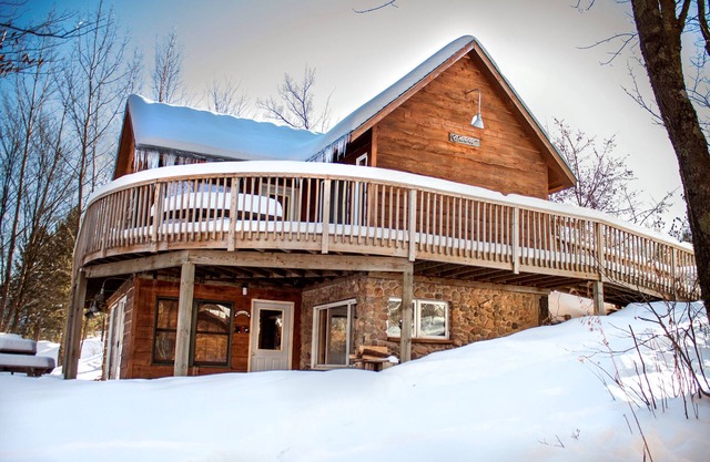 Profitez d'une vue sur la rivière avec un espace confortable pour toute la famille!
