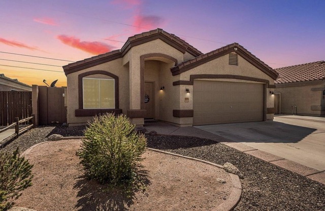 Enjoy your daze off in this cozy Mesa home, with pool! Per friendly!
