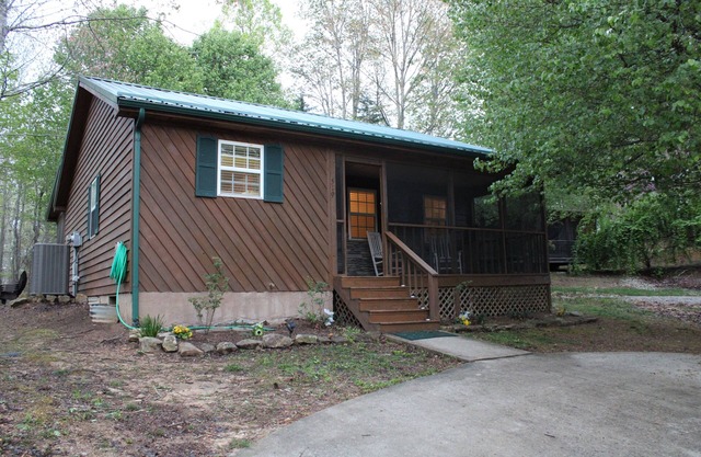 Profitez de votre escapade parfaite près du lac Cumberland! Jacuzzi inclus! Animaux acceptés!