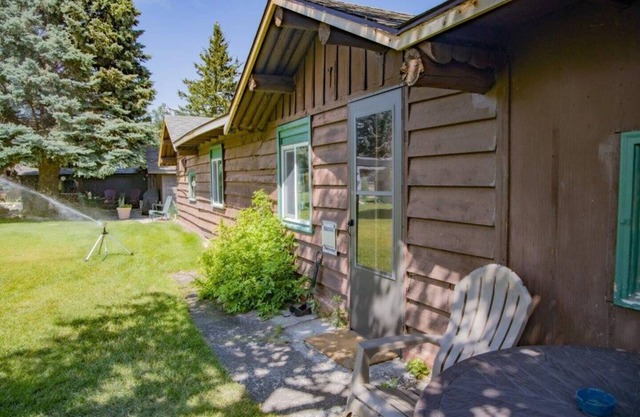 Enjoy your stay at in this historic forest service cabin in Buenttner Park