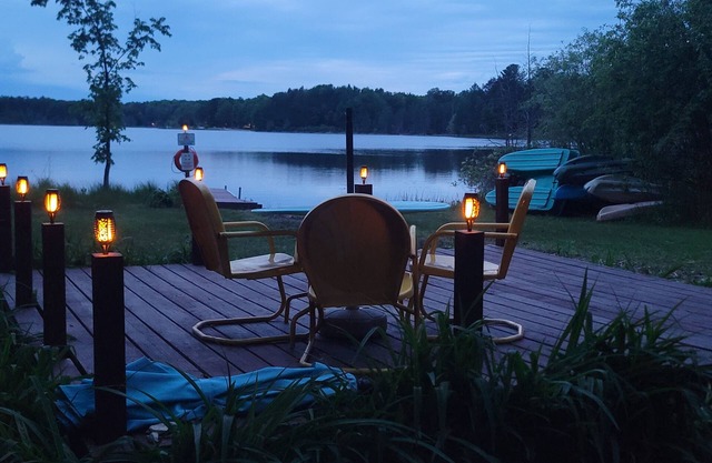 Amusez-vous au chalet au bord du lac! Pédalo, kayak, feu de joie au bord du lac.