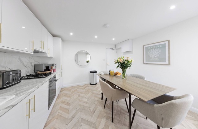 Enjoyable Cornerstone cottage with AC in charming Orpington. Sleeps 7 people