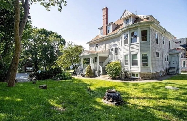 Enjoyable Sunny 2-bedroom apartment with WiFi in Fall River Historical District