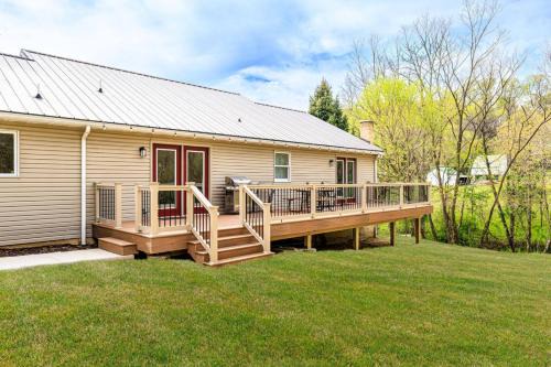 Enola Trail Getaway - bikes, rural, BBQ ,King bed, patio