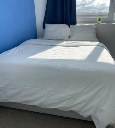 Ensuit room in a two bedroom apartment near Train station