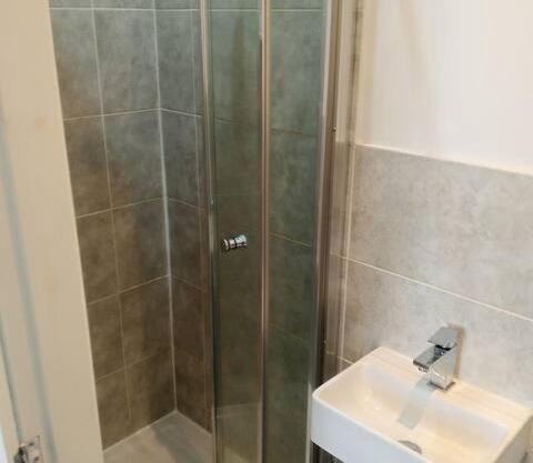 Ensuite Double-bed (E4) close to Burnley city ctr.
