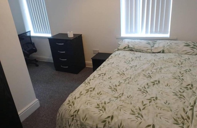 Ensuite Double-bed (R3) close to Burnley city centre
