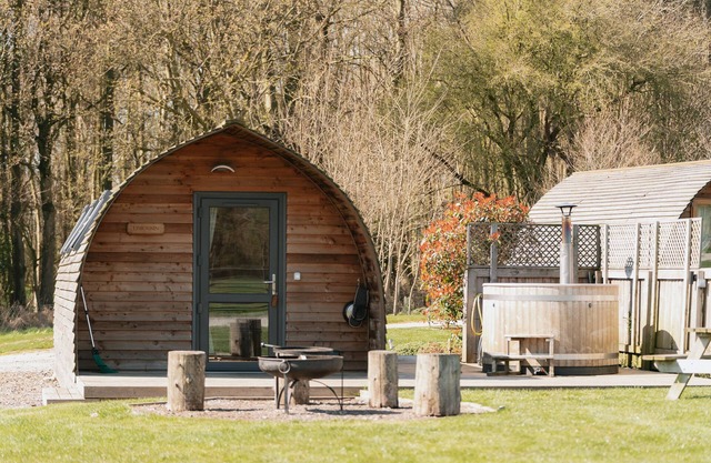 Large-Accessible Hot Tub-Cabine-Douche
