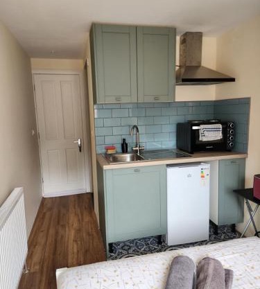 Ensuite Studio Flat Crawley-Gatwick