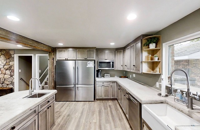 Entertainer's acreage near skiing with indoor pool, bar & gym - dog-friendly