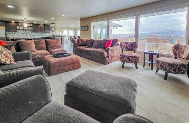 Entertainers Dream w/Private Pool & Theater Room!