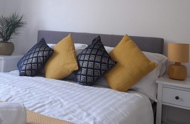 Entire 2 bed serviced apartment with FREE parking