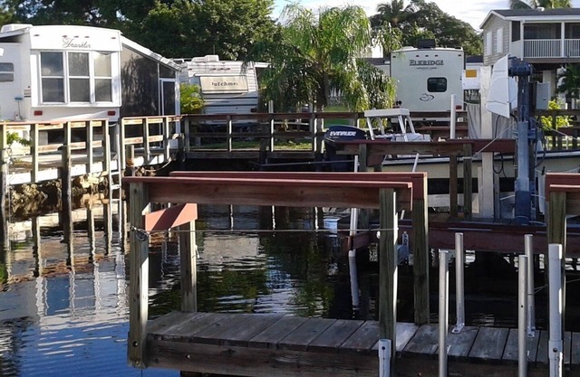 Remorque entière de 2 chambres sur le quai de bateau privé de l'île de Chokoloskee et WIFI